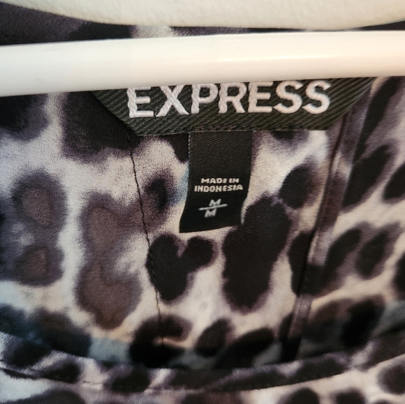 EXPRESS Black and White print blouse with slit open back. Size M. Beautiful - Picture 2 of 5